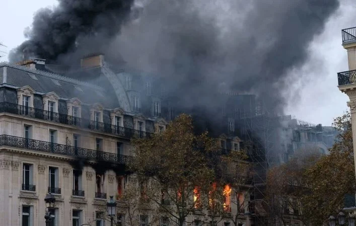 You are currently viewing Fire breaks out near Opera building in Paris