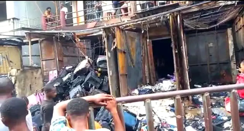 You are currently viewing BREAKING: Goods worth millions of naira burnt to ashes as fire razes Balogun market