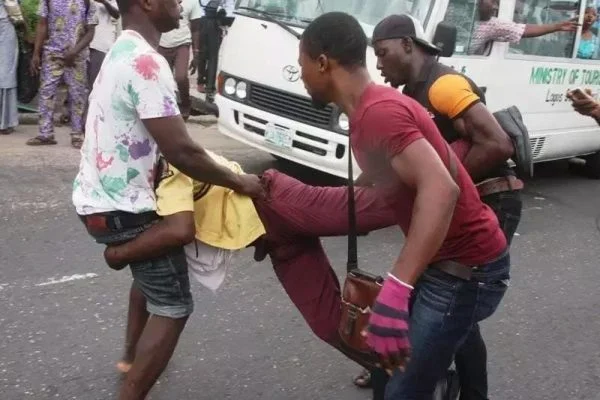 You are currently viewing Mob attacks policemen, LASTMA officials as truck rams into Lagos pupils