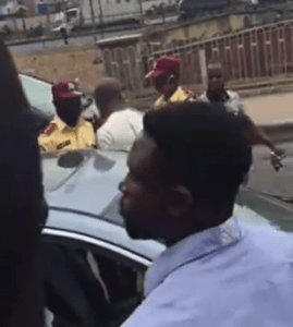 Read more about the article VIDEO: Residents stop LASTMA officers from arresting driver