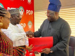 Read more about the article Dele Momodu picks presidential nomination form for N40m, urges PDP to shun old,  discredited politicians