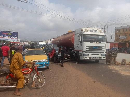 You are currently viewing Breaking: Ondo students block Ibadan-Akure-Abuja highway