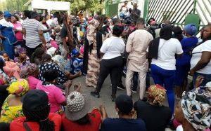 Read more about the article Protesters block NASS gate over rejected women bills