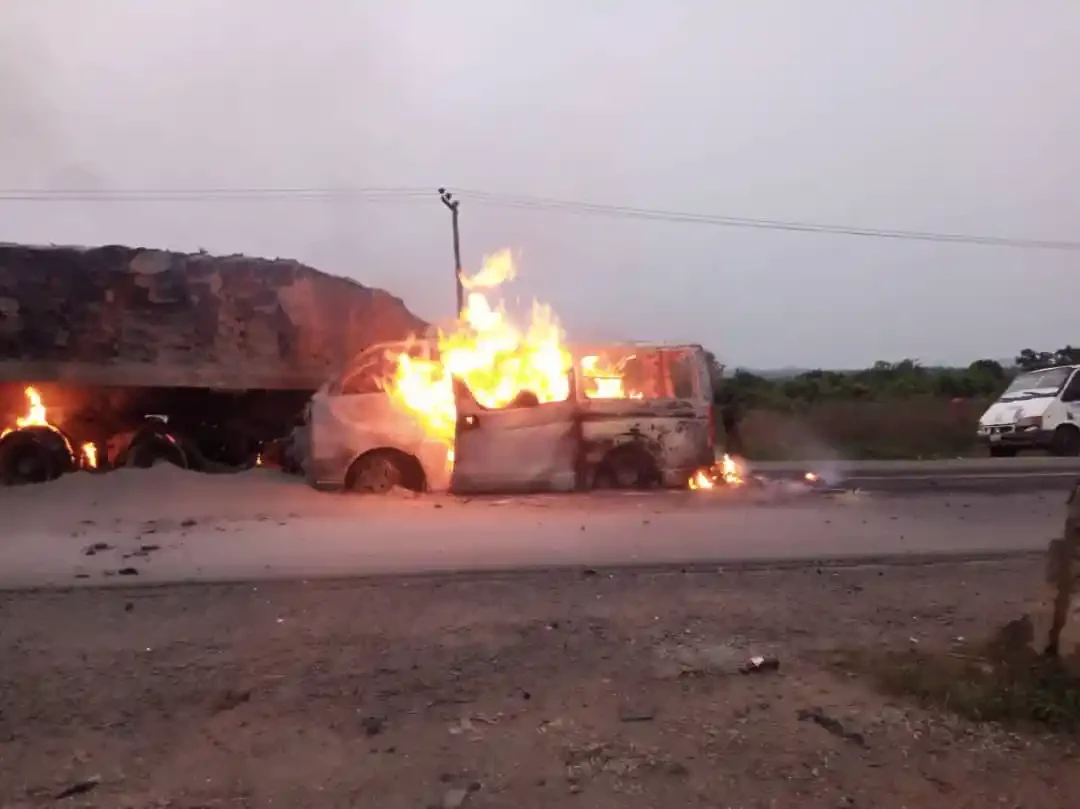 You are currently viewing 20 burnt beyond recognition as bus rams into trailer on Kaduna-Abuja highway