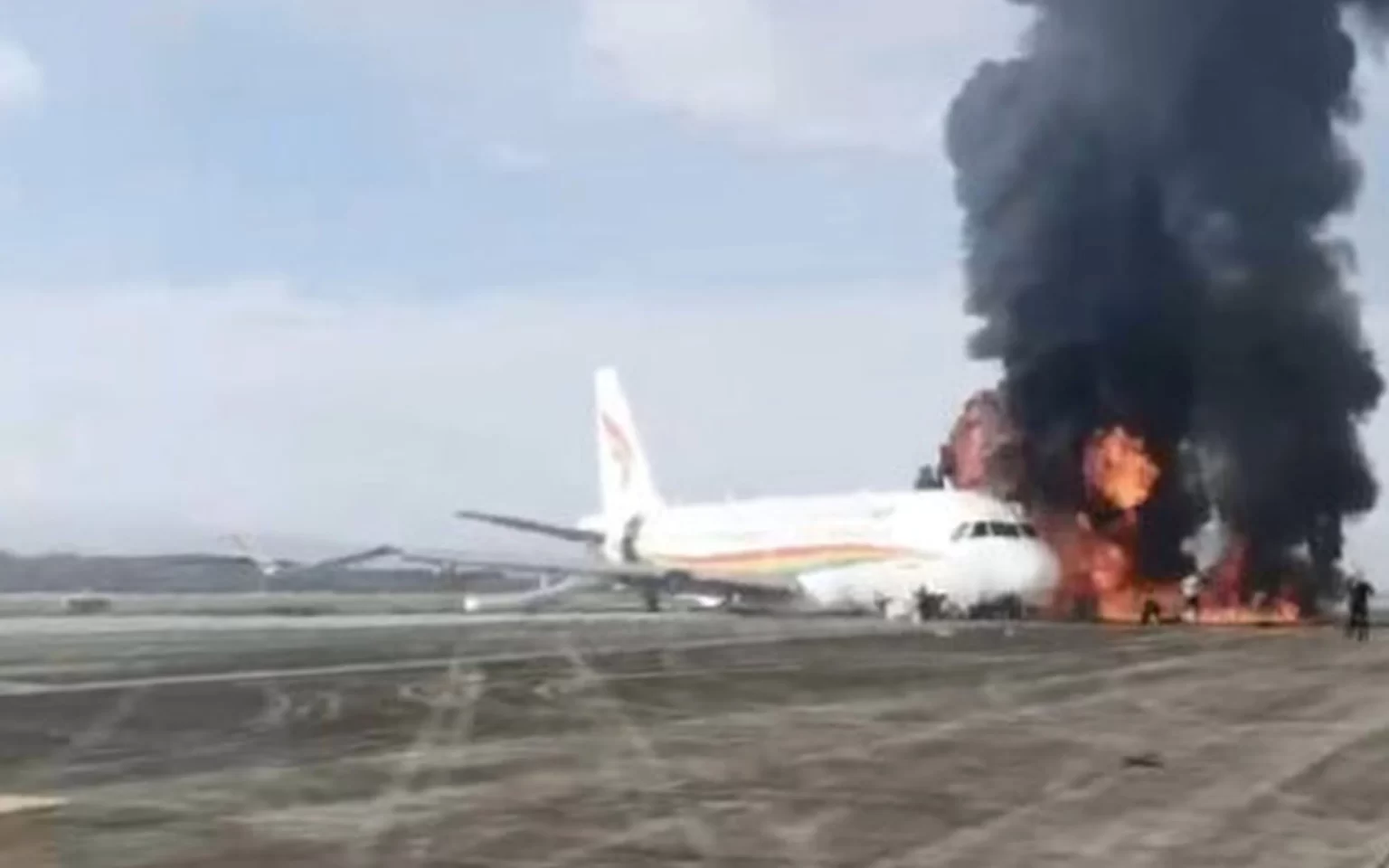 You are currently viewing Chinese passenger jet carrying 113 catches fire during take-off 