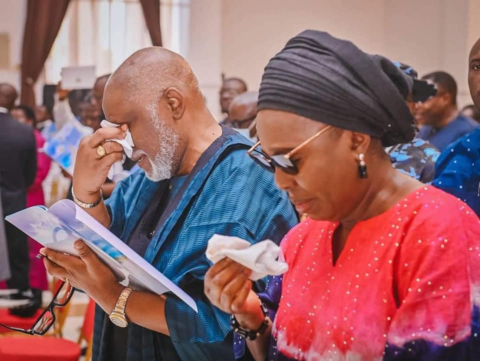 You are currently viewing Akeredolu weeps at funeral for victims of Owo Church attack as names, pictures are released