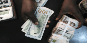 Read more about the article Naira falls to N630/$1 at the black market
