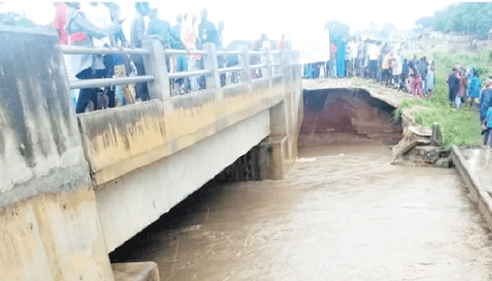 You are currently viewing Nigeria, Benin Republic link-bridge collapses, travellers stranded