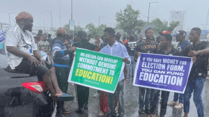 Read more about the article Students target Apapa port after airport road blockade