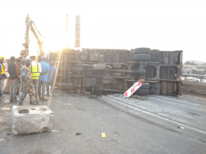 Read more about the article Trailer falls on Lagos-Ibadan Expressway, worsens traffic