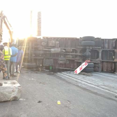 Trailer falls on Lagos-Ibadan Expressway, worsens traffic