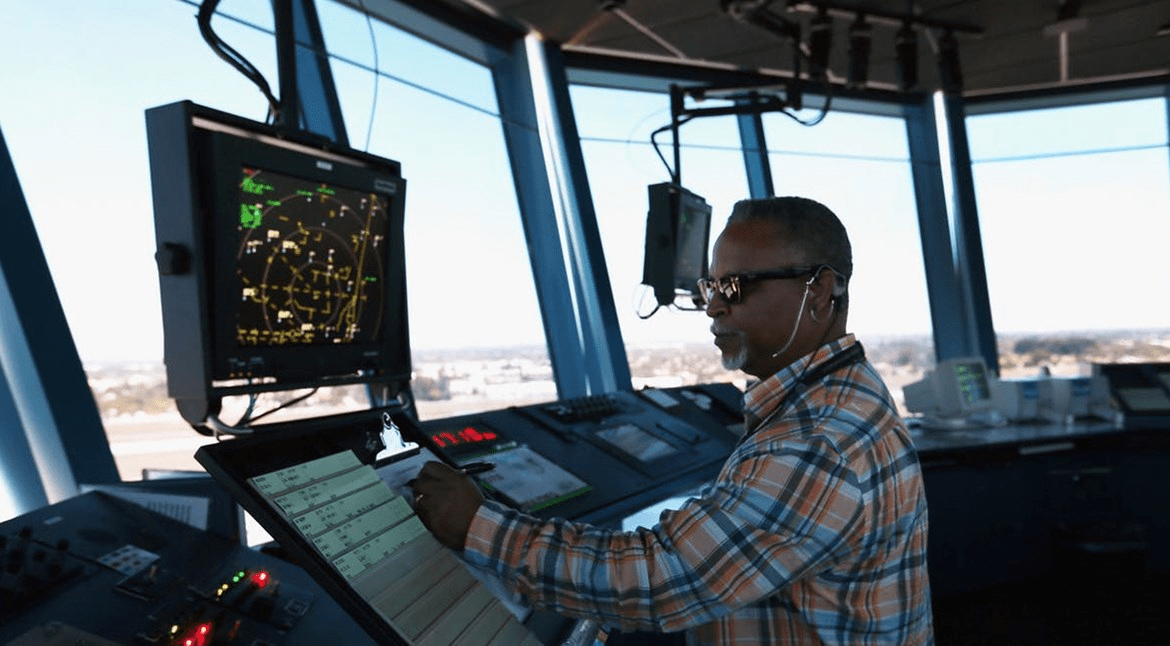You are currently viewing Staff shortage hits airspace agency as over 100 controllers approach retirement