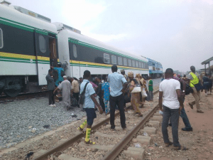 Read more about the article Lagos-bound train breaks down, stranded passengers panic