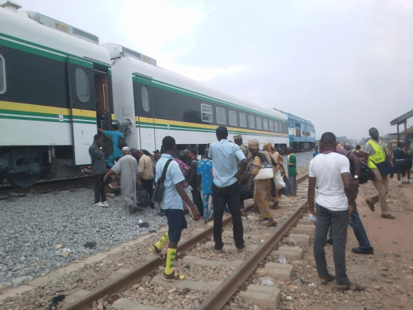 You are currently viewing Lagos-bound train breaks down, stranded passengers panic