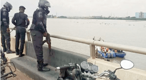 Read more about the article Man accused of stealing jumps into Lagos Lagoon