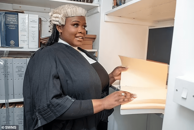 You are currently viewing Twenty-three-year-old Jessikah smashes through the ‘triple-glazed glass ceiling’ to become the UK’s first blind Black barrister