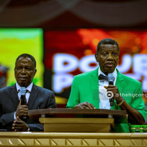 Read more about the article Miracles as Pastor Adeboye removes his jacket during a sermon