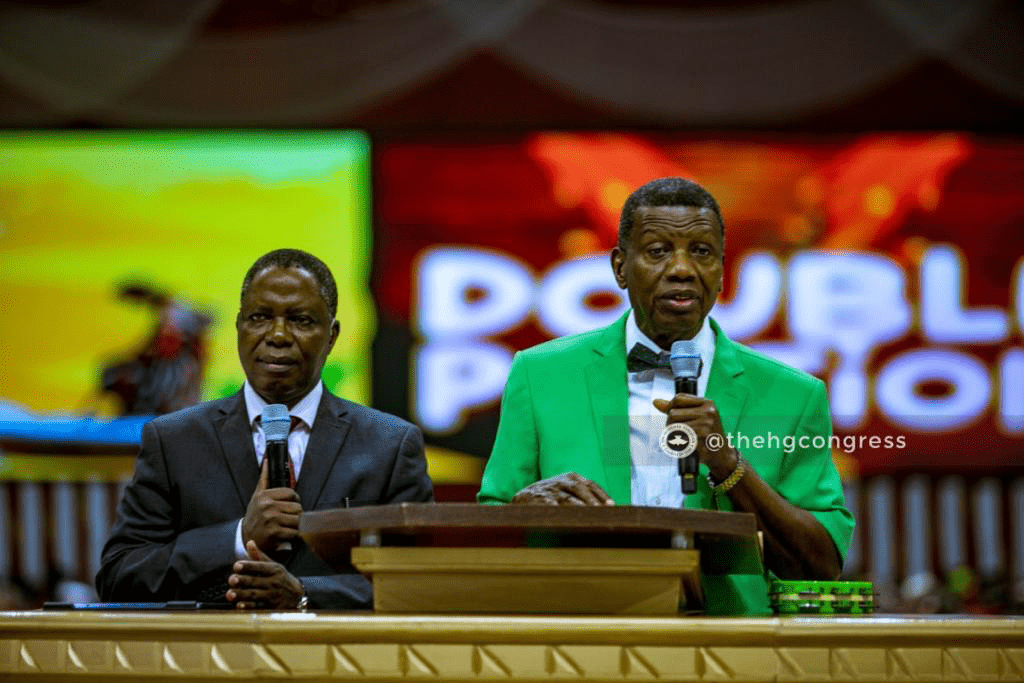 You are currently viewing Miracles as Pastor Adeboye removes his jacket during a sermon