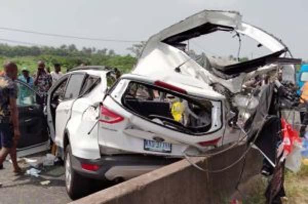 You are currently viewing Seven dead, 14 injured as bus crashes on Lagos Ibadan expressway