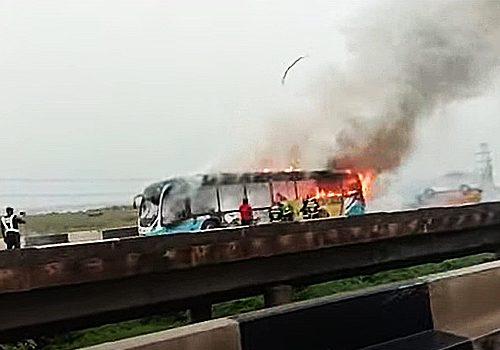 Read more about the article Gridlock As Driver Dies In Lagos Crash, BRT Bus Goes Up In Flames