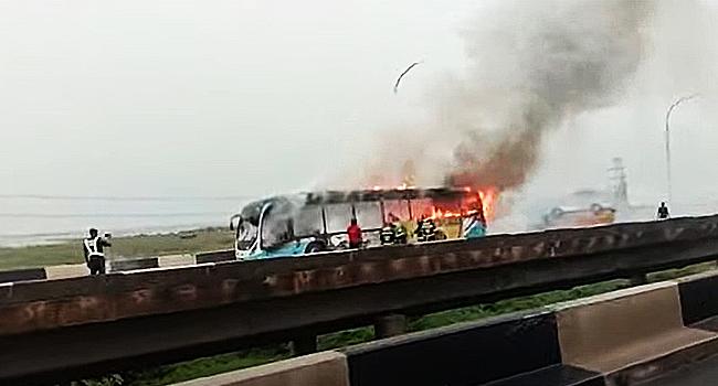 You are currently viewing Gridlock As Driver Dies In Lagos Crash, BRT Bus Goes Up In Flames