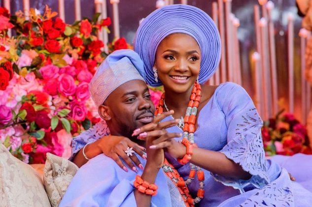 You are currently viewing ‘Your papa’ – Adekunle Gold slams Simi as she considers ‘dumping’ him