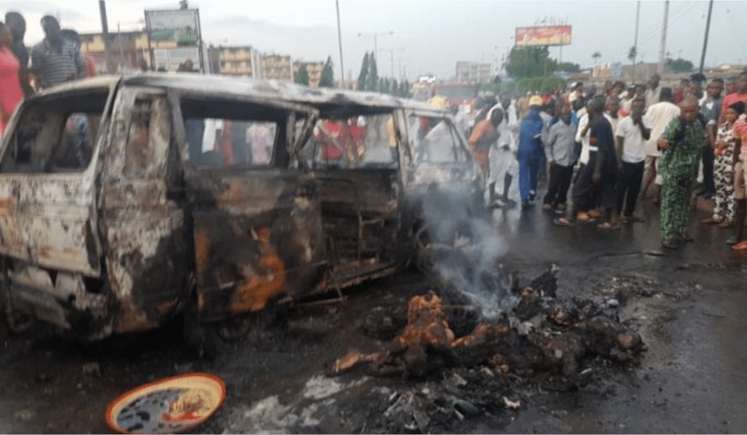 You are currently viewing Six Dead As Bus Bursts Into Flames Near Kara Bridge In Lagos