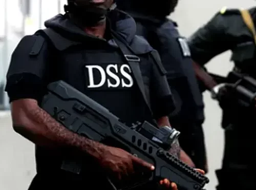 Read more about the article Just in: DSS storms Lagos EFCC office, blocks officials from accessing building