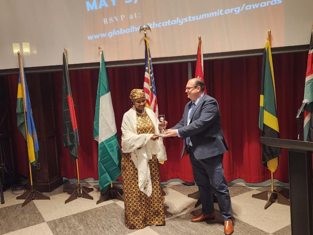 You are currently viewing Zainab Bagudu, CEO of Medicaid Cancer Foundation receives Recognition Award in the US