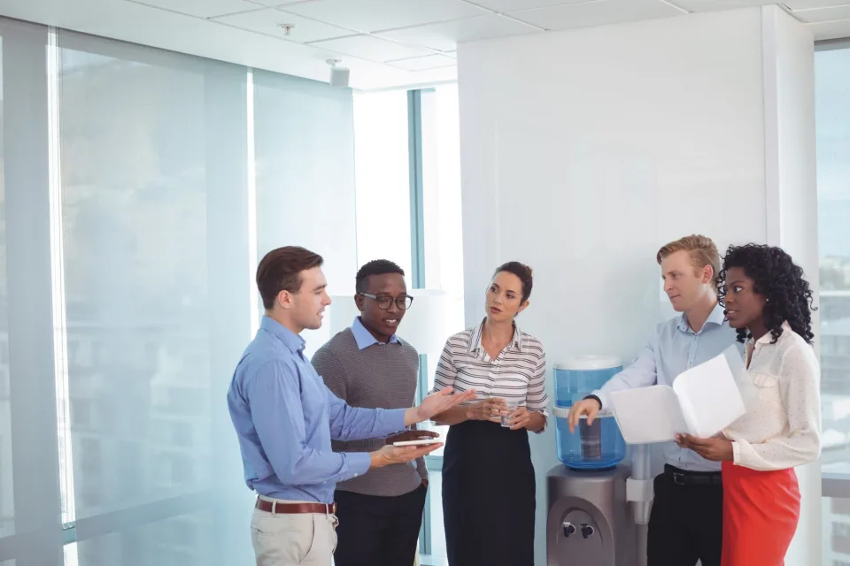 You are currently viewing Office small talk can help leaders connect with employees, but there’s a downside
