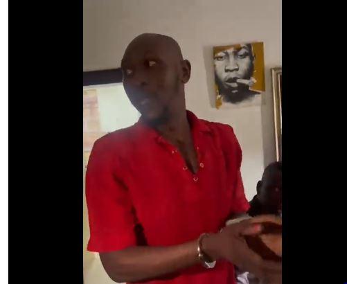 Read more about the article VIDEO: Handcuffed Seun Kuti taken to his home for second search