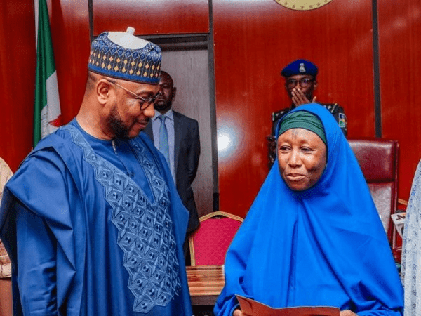 You are currently viewing Zamfara governor honours pilgrim who returned $80,000