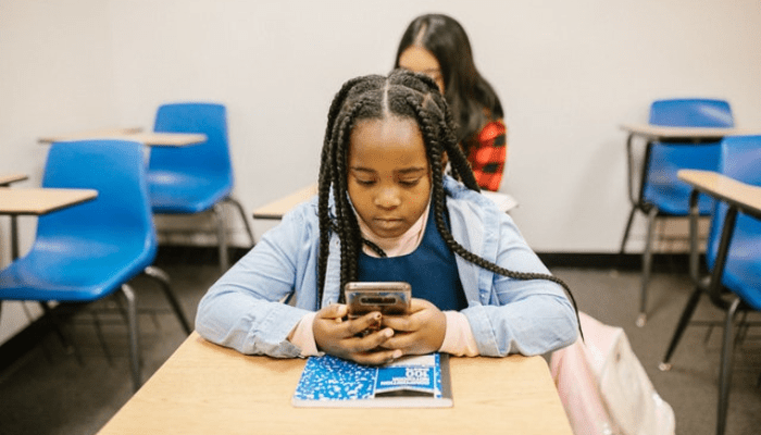 You are currently viewing UNESCO calls for ban of smartphones in schools