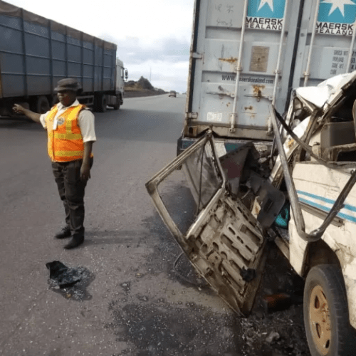 Read more about the article 3 die as bus rams into truck in Lagos