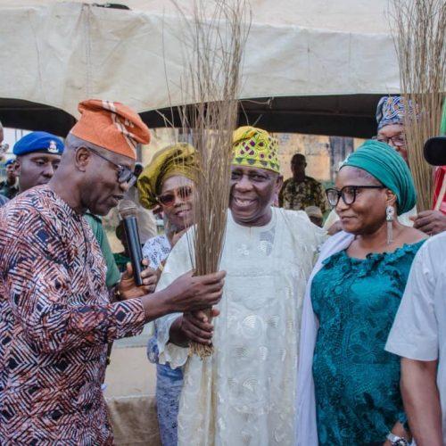 Read more about the article Former Ogun PDP State Chairman Dumps Party Joins APC, Praises Abiodun’s Developmental Strides