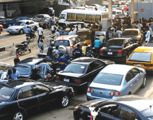 Read more about the article Fuel queues: FG begins intervention as oil marketers down tools