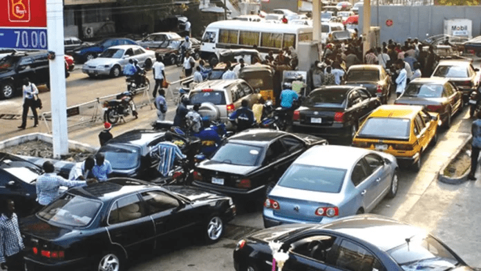 You are currently viewing Fuel queues: FG begins intervention as oil marketers down tools