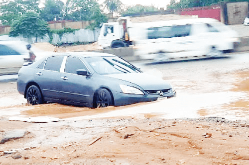 Read more about the article Motorists, residents stranded as flood overruns Lagos, Ogun roadways