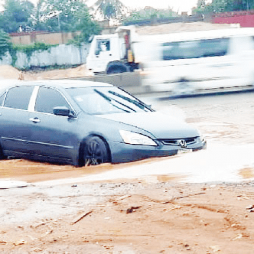 Motorists, residents stranded as flood overruns Lagos, Ogun roadways