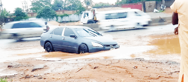You are currently viewing Motorists, residents stranded as flood overruns Lagos, Ogun roadways
