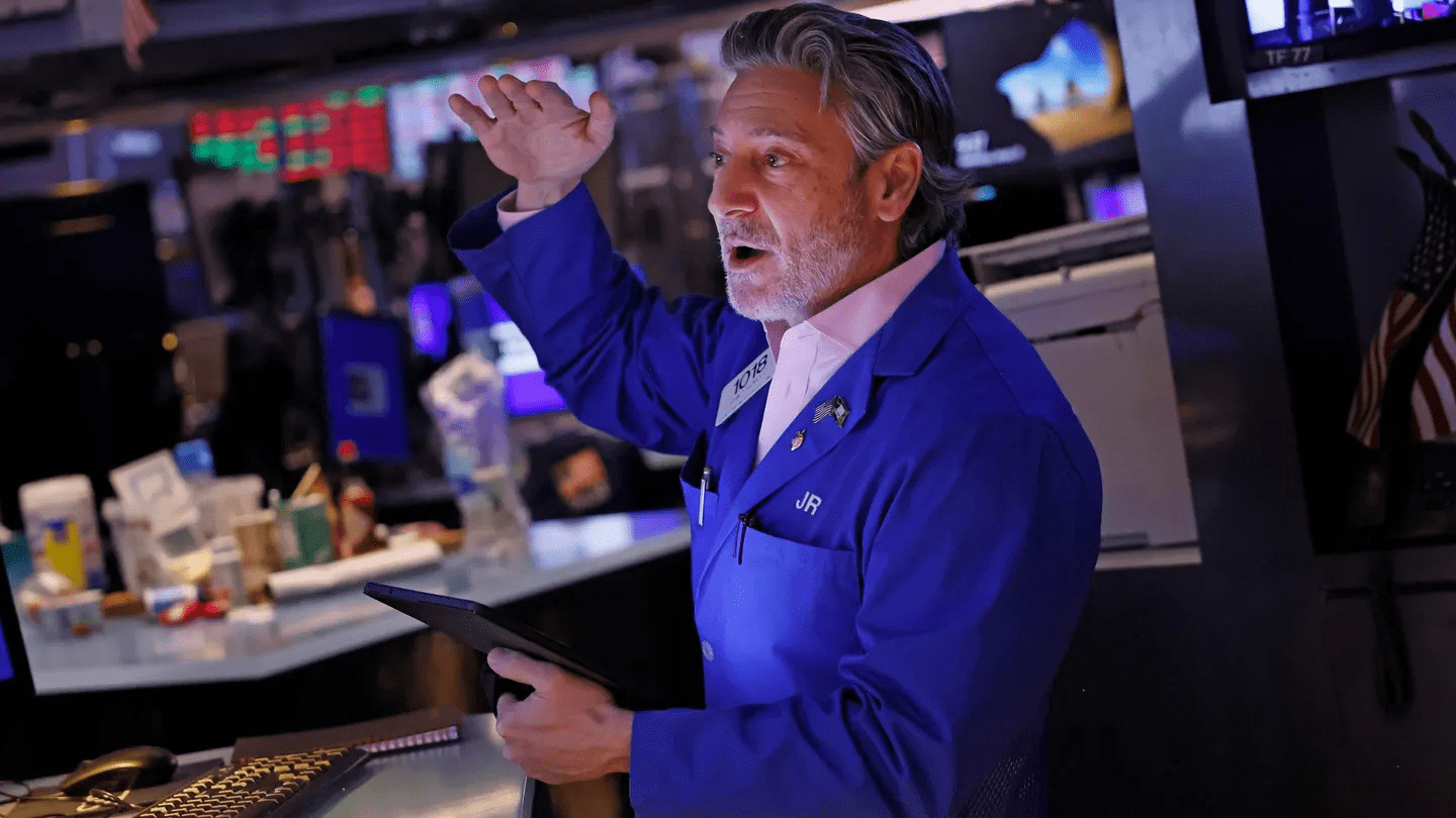 You are currently viewing Dow Jones Crosses 40,000 For First Time In History