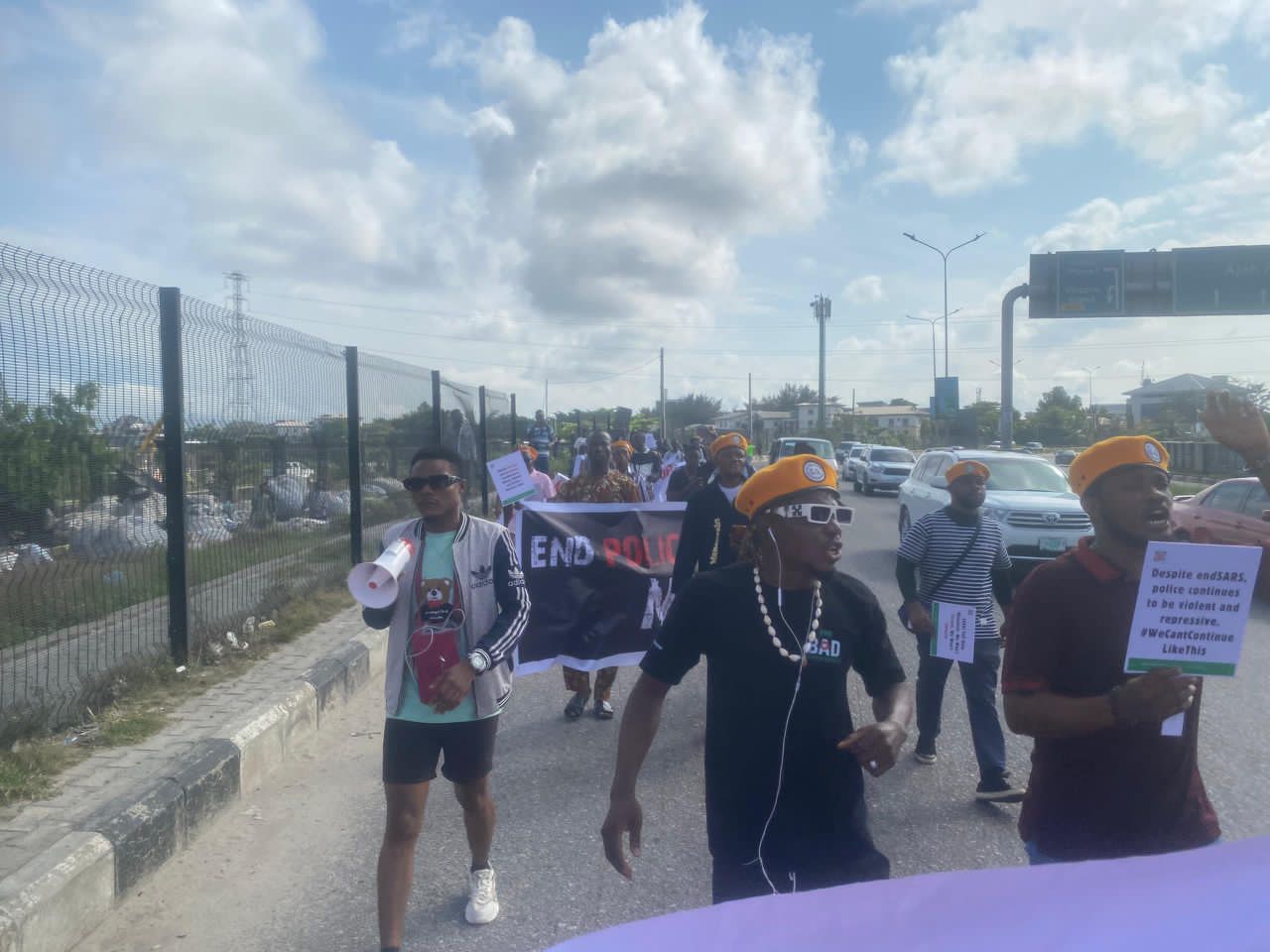 You are currently viewing Police fire tear gas to disperse protesters at Lekki toll gate