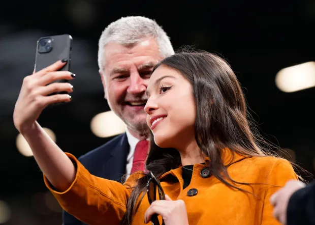 You are currently viewing Pop megastar Olivia Rodrigo takes selfie with Republic of Ireland legend during Man Utd vs Chelsea Premier League clash
