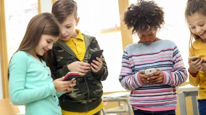 You are currently viewing ‘Doing harm to kids’: Australia to ban children under 16 from social media