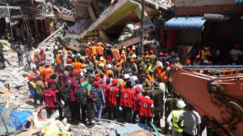 You are currently viewing Rescuers send water through holes to building collapse trapped