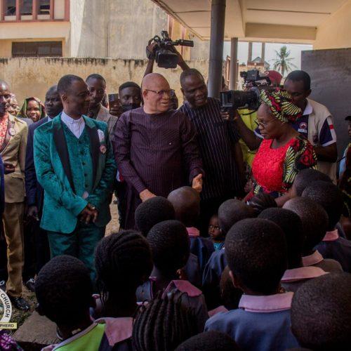 Read more about the article MFM General Overseer Olukoya visits childhood church, school in Ondo
