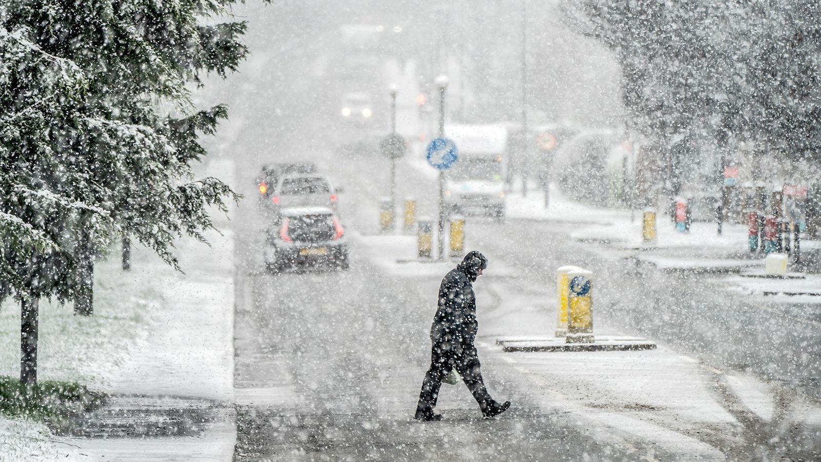 You are currently viewing UK weather: Snow and ice warning issued for parts of UK
