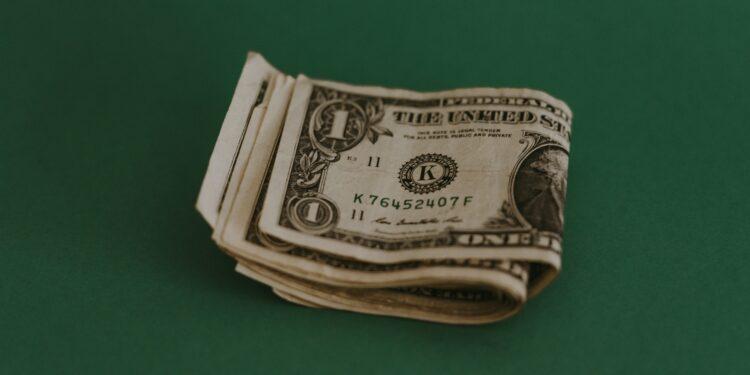 You are currently viewing Naira gains for the third straight day against dollar in new EFEM window