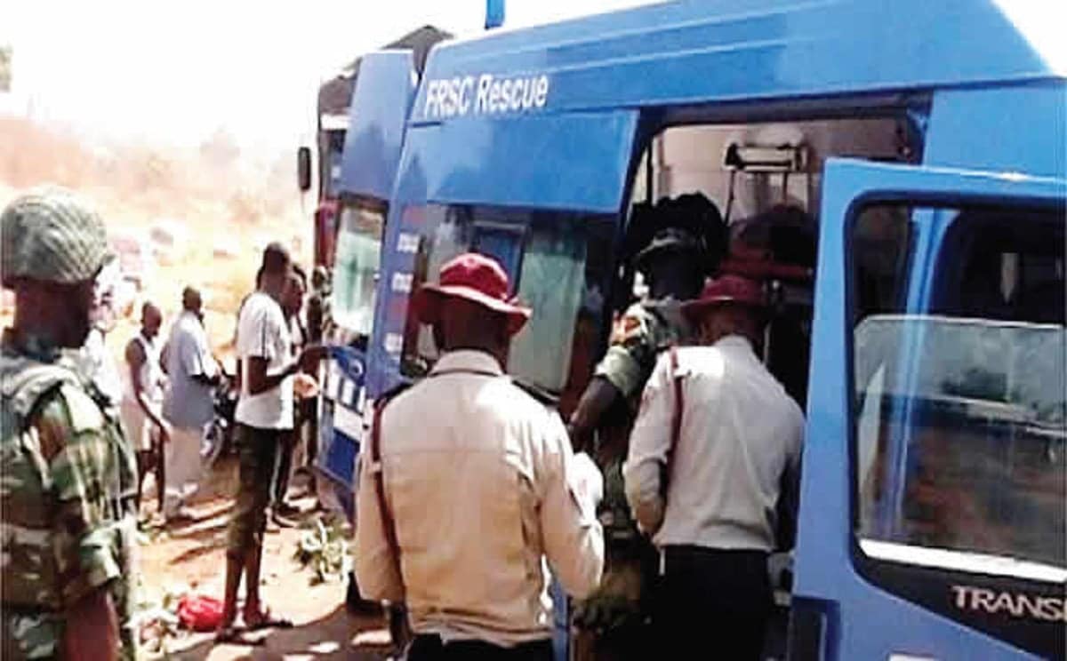 You are currently viewing Two die, 15 injured in Lagos-Ibadan Expressway accident
