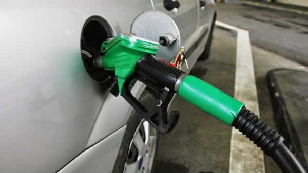 You are currently viewing Marketers in suspense as NNPCL, Dangote refinery lower petrol price